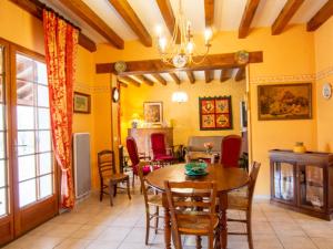 a dining room with yellow walls and a table and chairs at Maison confortable près de Périgueux avec cheminée, jardin et animaux admis - FR-1-616-10 in Bassillac