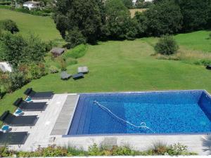 uma vista superior de uma piscina num quintal em Villa Urrugne, 6 pièces, 8 personnes - FR-1-239-617 em Urrugne