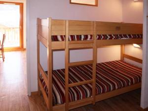 ein paar Etagenbetten in einem Zimmer in der Unterkunft Appartement Les Orres, 3 pièces, 10 personnes - FR-1-322-424 in Les Orres
