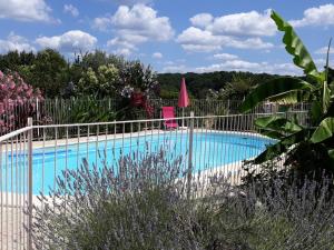 Πισίνα στο ή κοντά στο Maison de charme avec piscine privative et aire de jeux en plein cœur du Périgord - FR-1-616-80