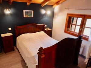Schlafzimmer mit einem Bett und einem Fenster in der Unterkunft Chalet Valfréjus, 5 pièces, 6 personnes - FR-1-468-39 in Valfréjus