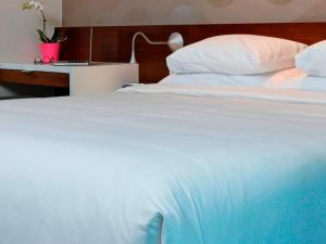 Postel nebo postele na pokoji v ubytování Mere Hotel