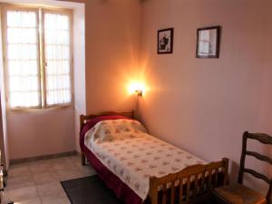 Un dormitorio pequeño con una cama y una ventana. en Charmante maison à la ferme avec jardin, terrasse, BBQ, proche sites touristiques, animaux bienvenus - FR-1-616-125, en Saint-Pardoux-et-Vielvic 4 fotos más