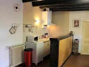 una cocina con encimera y microondas. en Charmante maison à la ferme avec jardin, terrasse, BBQ, proche sites touristiques, animaux bienvenus - FR-1-616-125, en Saint-Pardoux-et-Vielvic