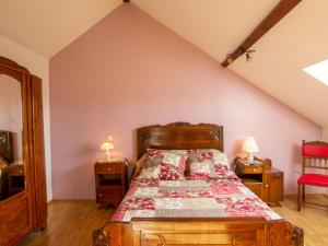una camera da letto con un letto e due comodini di Maison Périgourdine avec Jardin, Vélos, Terrasse et Proche Nature - FR-1-616-133 a Thiviers