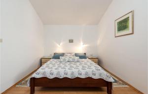 En eller flere senge i et værelse på Nice Apartment In Nin With Wifi