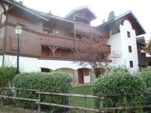 a large white building with a wooden balcony at Appartement Samoëns, 2 pièces, 4 personnes - FR-1-624-61 in Samoëns