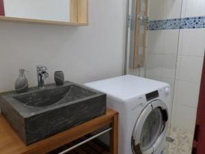 Ванная комната в Appartement Le Grand-Bornand, 3 pièces, 6 personnes - FR-1-458-144
