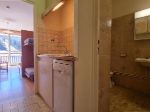 une petite cuisine avec un évier et un évier dans l'établissement Appartement Le Dévoluy, 1 pièce, 4 personnes - FR-1-525-185, à Saint-Étienne-en-Dévoluy