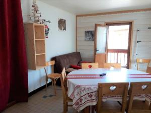 a room with a table and chairs in a room at Appartement Albiez-Montrond, 2 pièces, 5 personnes - FR-1-618-5 in Albiez-Montrond