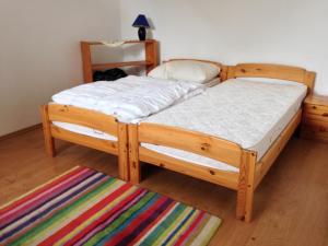 Säng eller sängar i ett rum på Petra Apartmanok