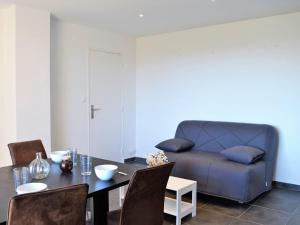 sala de estar con mesa y sofá en Appartement Bormes-les-Mimosas, 2 pièces, 4 personnes - FR-1-251-395, en Bormes-les-Mimosas