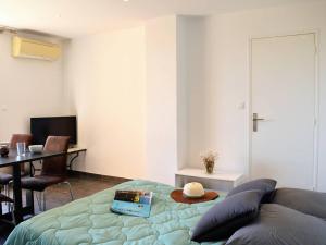 1 dormitorio con 1 cama con sombrero en Appartement Bormes-les-Mimosas, 2 pièces, 4 personnes - FR-1-251-395, en Bormes-les-Mimosas