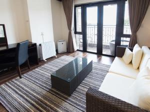 Posezení v ubytování LiVEMAX RESORT Jogasaki Kaigan