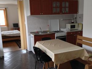 Kuchyňa alebo kuchynka v ubytovaní Petra Apartmanok