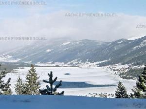 vistas a un lago con nieve y árboles en Appartement Les Angles, 2 pièces, 6 personnes - FR-1-295-141, en Les Angles