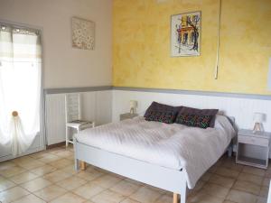 - une chambre avec un lit blanc et une fenêtre dans l'établissement holiday home, Bédoin, à Bédoin