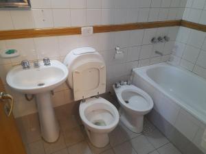 uma casa de banho com um WC e um lavatório em AzulTDF em Ushuaia