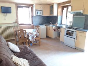 eine Küche mit einem Sofa und einem Tisch in einem Zimmer in der Unterkunft Appartement Albiez-Montrond, 2 pièces, 3 personnes - FR-1-618-6 in Albiez-Montrond