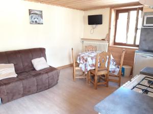 ein Wohnzimmer mit einem Sofa und einem Tisch in der Unterkunft Appartement Albiez-Montrond, 2 pièces, 3 personnes - FR-1-618-6 in Albiez-Montrond