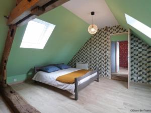1 dormitorio con 1 cama en una habitación con ventana en Gîte Aunou-sur-Orne, 3 pièces, 6 personnes - FR-1-497-150 en Aunou-sur-Orne