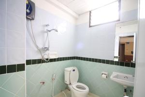 un baño con inodoro y lavabo en Kaya Place, en Bangkok 35 fotos más