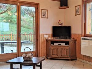 un salon avec une télévision sur un meuble en bois dans l'établissement Chalet Albiez-Montrond, 4 pièces, 8 personnes - FR-1-618-10, à Albiez-Montrond