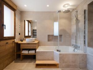 y baño con bañera y lavamanos. en Chalet La Clusaz, 6 pièces, 12 personnes - FR-1-304-270 en La Clusaz