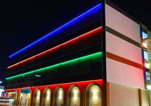 Philly Inn & Suites في فيلادلفيا: مبنى به أضواء ملونة على الجانب منه