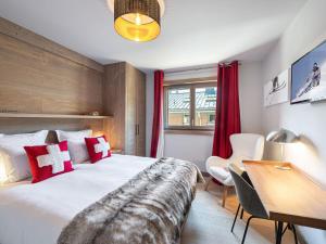 um quarto com uma grande cama branca com almofadas vermelhas em Appartement Megève, 5 pièces, 8 personnes - FR-1-569-31 em Megève