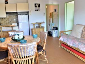 une cuisine et un salon avec une table et un canapé dans l'établissement Appartement Climatisé 2P avec Parking, Proche Plage et Commerces à Cavalaire - FR-1-226B-99, à Cavalaire-sur-Mer