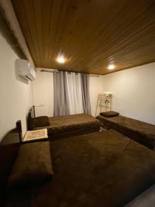 um quarto com duas camas e uma escada em MiaDa’bia em Madaba