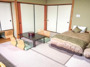 Postel nebo postele na pokoji v ubytování LiVEMAX RESORT Kaga Yamashiro
