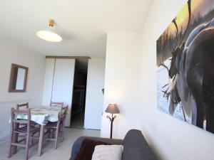 尚魯斯的住宿－Appartement Chamrousse, 2 pièces, 5 personnes - FR-1-549-83，客厅配有沙发和桌子