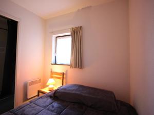 尚魯斯的住宿－Appartement Chamrousse, 2 pièces, 5 personnes - FR-1-549-83，一间卧室设有一张床和一个窗口