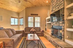 uma sala de estar com um sofá e uma lareira em Luxe Show Low Cabin Golf Course and Lake Views em Show Low
