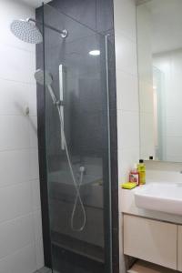 eine Dusche mit Glastür im Bad in der Unterkunft Suasana Suites D'Homestay2 JB Town in Johor Bahru