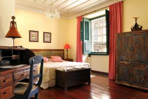 a bedroom with a bed and a desk and a desk at Hotel Villa Bahia in Salvador