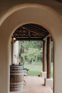 um arco que leva a um pátio com vista para um parque em Casa La Vina Villas Pokolbin em Pokolbin