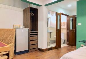 a room with a refrigerator and a room with a bathroom at Fabulous Dasiri Townhouse With 5 Bedrooms in Bangkok