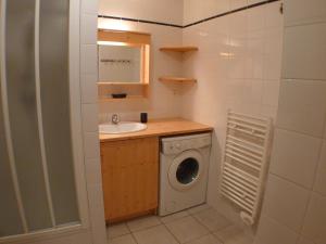 y baño con lavadora y lavamanos. en Appartement Samoëns, 3 pièces, 4 personnes - FR-1-629-101, en Samoëns