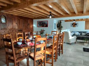 - une salle à manger avec une table et des chaises en bois dans l'établissement Gîte Chalmazel-Jeansagnière, 4 pièces, 7 personnes - FR-1-496-253, à Chalmazel Jeansagniere