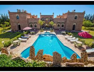 Had Abdallah RhiatPalace with 2 villas and 2 swimming pools in Sidi Abdellah Ghiat的房屋前带游泳池的庄园