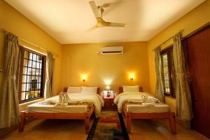 Uma cama ou camas num quarto em Chitwan Paradise Hotel
