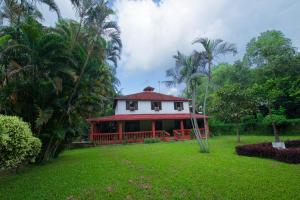 Um jardim no exterior de Chitwan Paradise Hotel
