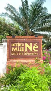 un panneau pour un hôtel mtn nir midgo dans l'établissement Biệt thự biển Mũi Né - Villa Muine Domaine - Sea View, à Phan Thiết