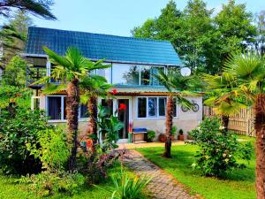 Zahrada ubytování House & Yard Sesil Forest 90m to beach Kaprovani