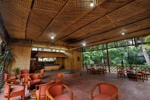 Um restaurante ou outro lugar para comer em Chitwan Paradise Hotel