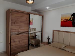 Postel nebo postele na pokoji v ubytování Lory Queen luxury apartment near the sea + 34 fotografií