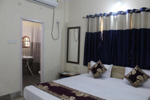 um quarto com uma cama com uma cortina azul em Corporate Guest House em Ranchi
